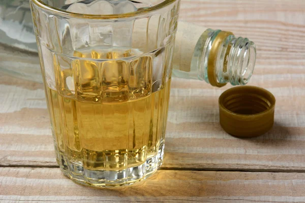 Sticlă de băutură și un pahar — Fotografie, imagine de stoc