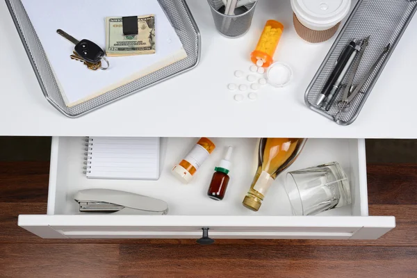 Cajón de escritorio abierto con alcohol — Foto de Stock