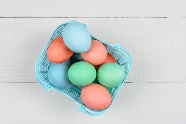 Geverfde eieren in kunststof mand — Stockfoto
