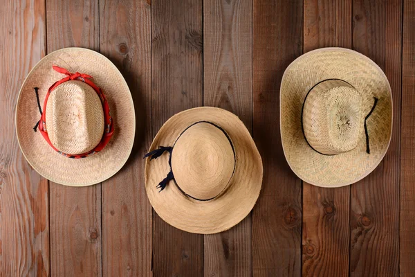 Три соломенные шляпы — стоковое фото