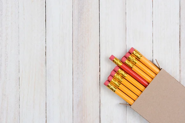 Crayon rouge en boîte avec crayons jaunes — Photo