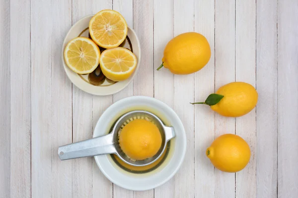 Squeezing Lemons Still Life — Fotografie, imagine de stoc