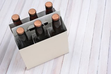 Ahşap masa üzerinde altı paketi boş