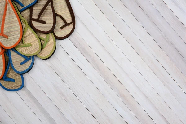 Sandálias de verão em madeira — Fotografia de Stock