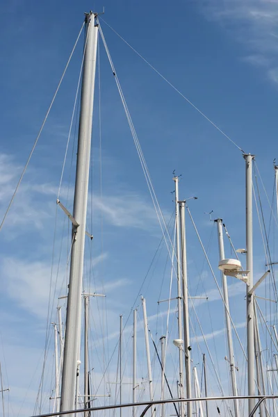 Mastros de barco à vela — Fotografia de Stock