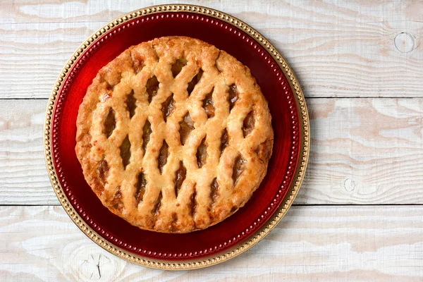 Apple Pie on Red Gold Chargers — Stock Photo, Image