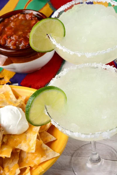 Két Margaritas Nachos és Salsa — Stock Fotó