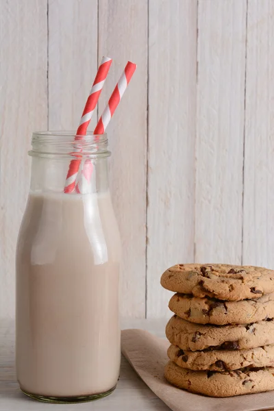 Chocolate Chip Cookies and Milk — Stock Photo, Image