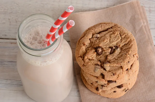 Chokladmjölk och cookies — Stockfoto