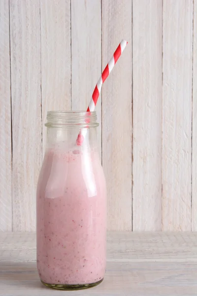 Szalmával eper smoothie — Stock Fotó