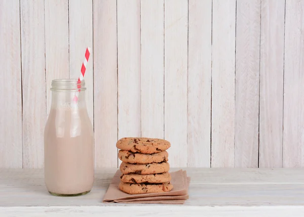 Schokoladenmilch stapelt Kekse — Stockfoto