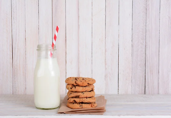 Biscuits à la paille bouteille de lait — Photo