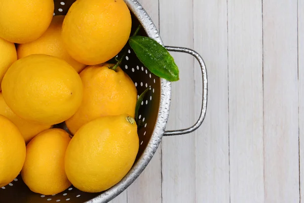 Collander pieno di limoni appena raccolti — Foto Stock