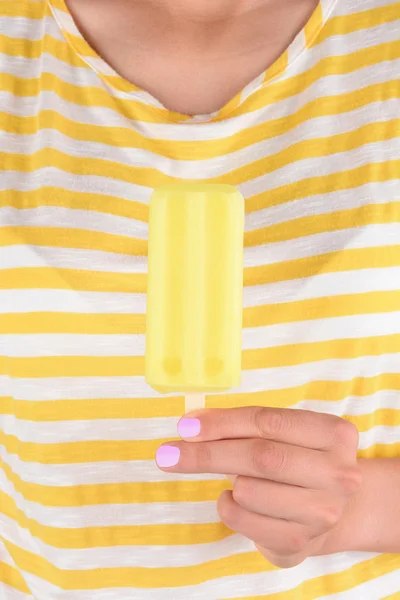 Kobieta trzyma Lemon Ice Pop — Zdjęcie stockowe