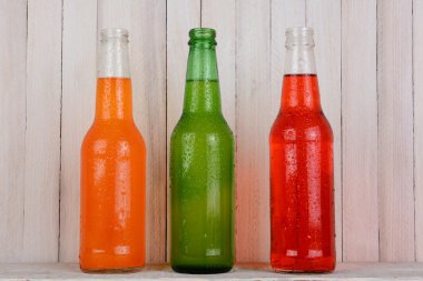 Ahşap üzerine soda şişeleri