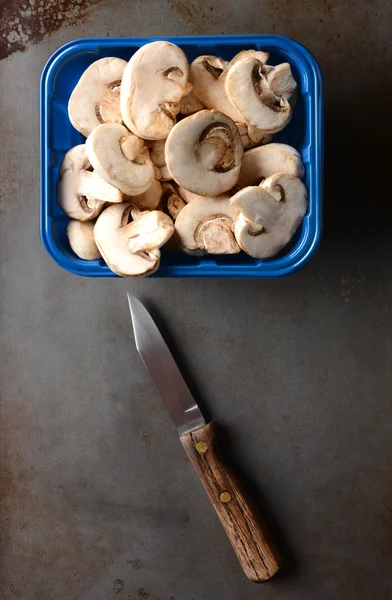 Табб нарізані гриби з ножем — стокове фото