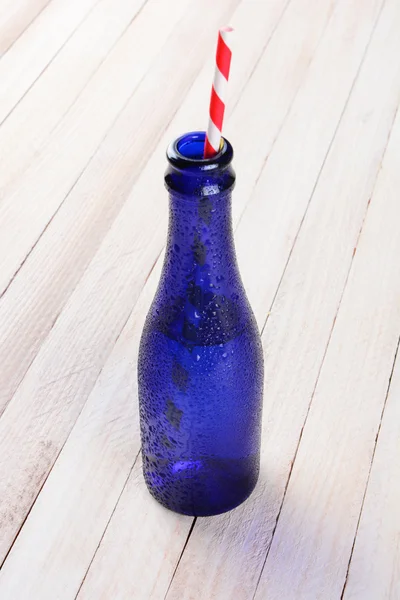 Mavi şişe ve saman — Stok fotoğraf
