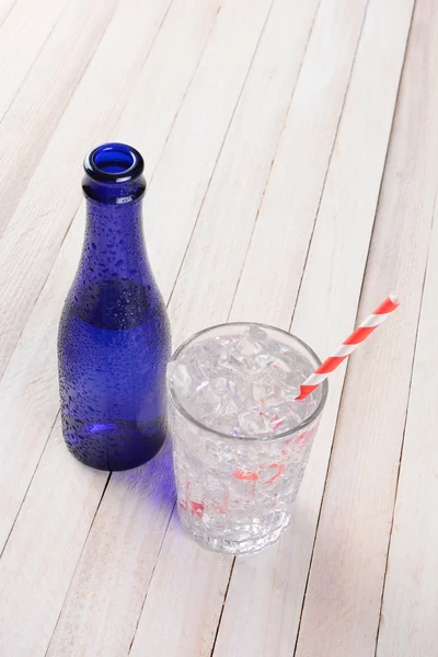 Blauwe fles en glas Water — Stockfoto