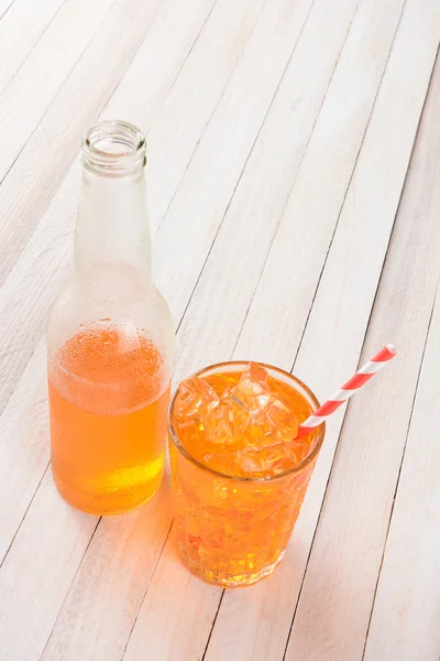 Oranje Soda fles glas en stro — Stockfoto