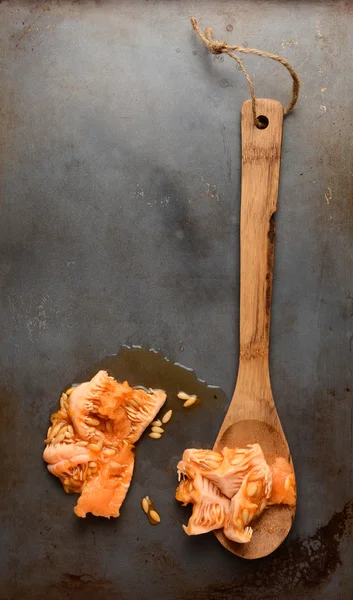 Семена канталупы с деревянной ложкой — стоковое фото
