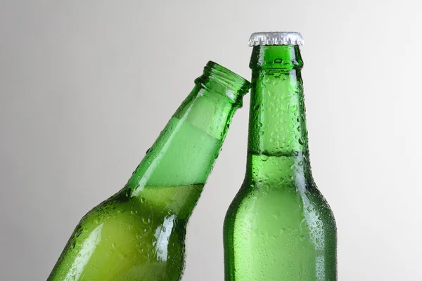 Botellas de Cerveza Verde de Primer plano Una Inclinada — Foto de Stock