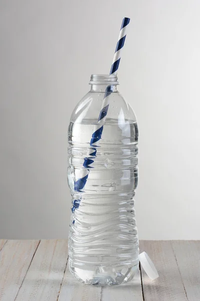 Saman ile su şişesi — Stok fotoğraf