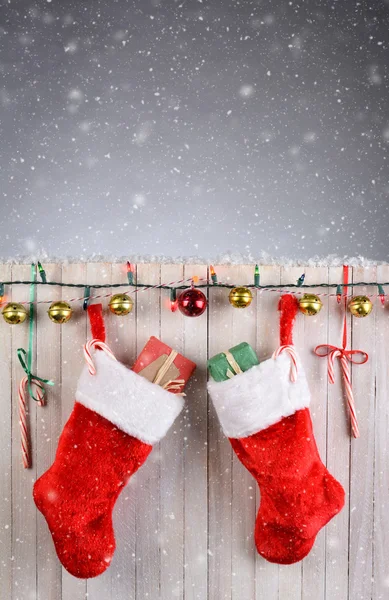 Χριστούγεννα κάλτσες ρουστίκ φράχτη Royalty Free Εικόνες Αρχείου