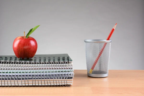 Настольные ноутбуки для учителей Apple Pencil Cup — стоковое фото