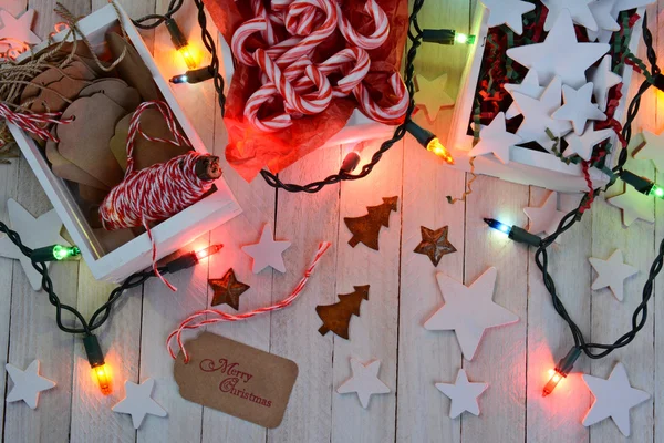 Suministros y luces de envoltura de Navidad — Foto de Stock