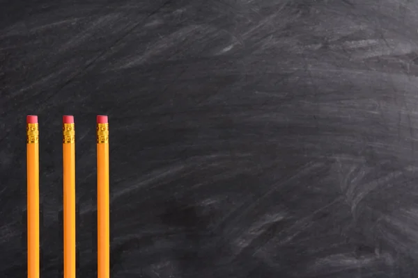 Drie potloden en Blackboard — Stockfoto
