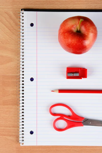 Kırmızı makas kalem Apple ve kalemtıraş — Stok fotoğraf