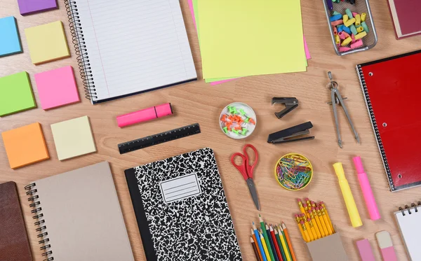 Voltar ao material escolar na mesa — Fotografia de Stock