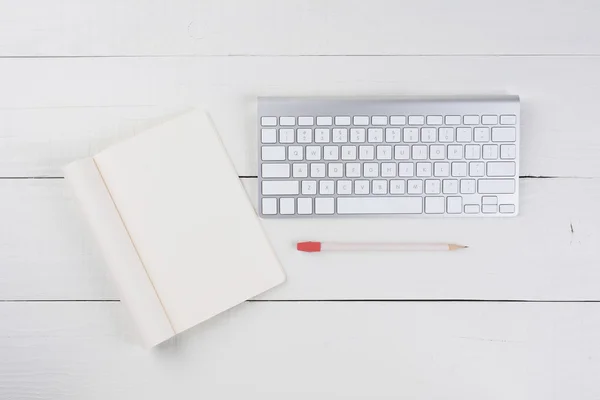 Bloc de notas en blanco y teclado —  Fotos de Stock