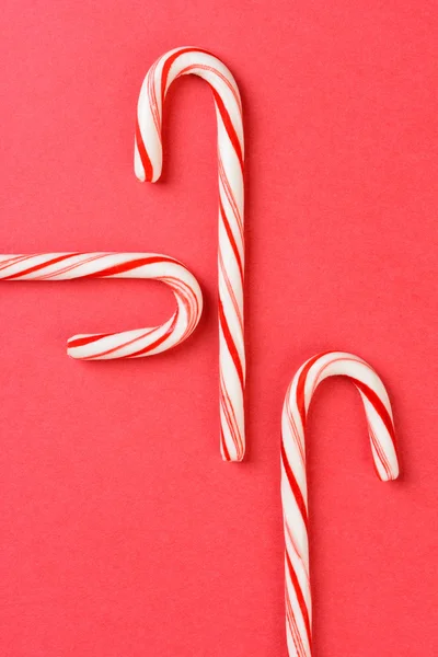 Drie Candy Canes op rood — Stockfoto