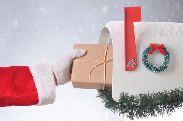 Santa Paket Briefkasten schneebedeckten Hintergrund — Stockfoto