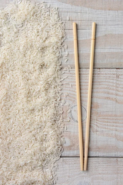 Chop pálca rizs fa asztal — Stock Fotó
