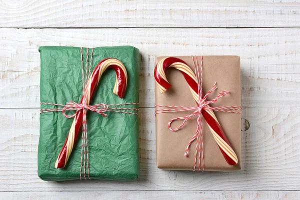 Presentes de Natal com bastões de doces — Fotografia de Stock