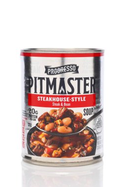 IRVINE, CALIFORNIA - 12 Ocak 2026: Bir kutu Progresso Pitmaster Biftek ve Fasulye Çorbası.