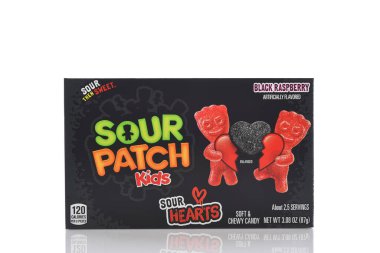 IRVINE, CALIFORNIA - 12 HAZİRAN 2026: Bir kutu Ekşi Yama Çocuklar Sevgililer Günü için Ekşi Kalpler.