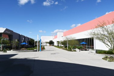 IRVINE, CALIFORNIA - 27 Aralık 2025: Irvine Valley Koleji 'nin kampüsündeki Görsel Sanatlar, Dans ve Müzik Binaları.