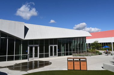 IRVINE, CALIFORNIA - 27 Aralık 2025: Irvine Valley Koleji 'nin kampüsündeki Görsel Sanatlar Binası.