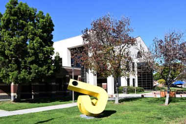 IRVINE, CALIFORNIA - 08 Şubat 2026: Irvine Valley Koleji 'nin kampüsündeki Kütüphane binası, IVC.