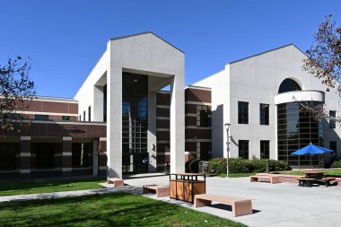 IRVINE, CALIFORNIA - 08 Şubat 2026: Irvine Valley Koleji 'nin kampüsündeki Kütüphane binası, IVC.
