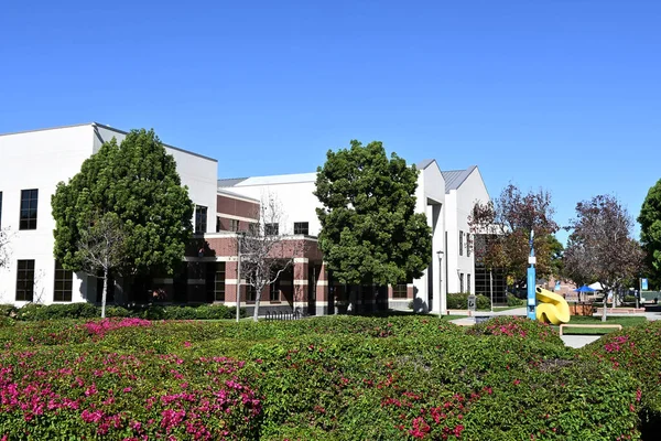 IRVINE, CALIFORNIA - 08 Şubat 2026: Irvine Valley Koleji 'nin kampüsündeki Kütüphane binası, IVC.