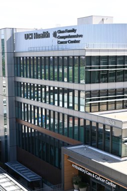 IRVINE, CALIFORNIA - 6 MAR 2026: UCI Sağlık 'ta Chao Ailesi Kapsamlı Kanser Merkezi ve Seyahat Bakımı.