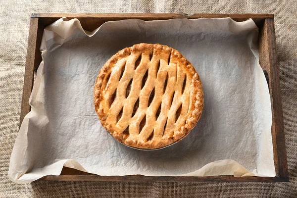 Tarte aux pommes dans une boîte en bois — Photo