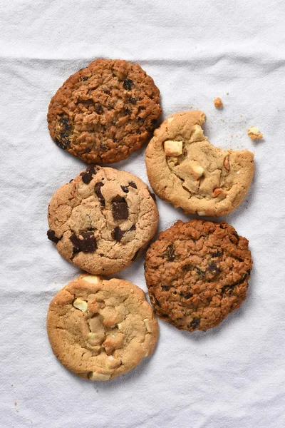 Hoge hoekmening van vijf cookies een met een hap genomen uit het. — Stockfoto