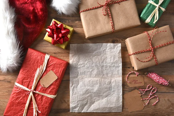 Cadeaux de Noël et papier blanc — Photo