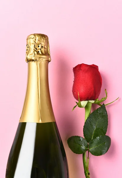 शॅम्पेन बाटली सिंगल गुलाब — स्टॉक फोटो, इमेज
