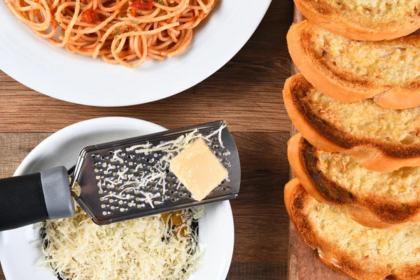 Knoflook brood Spaghetti Parmezaanse kaas — Stockfoto